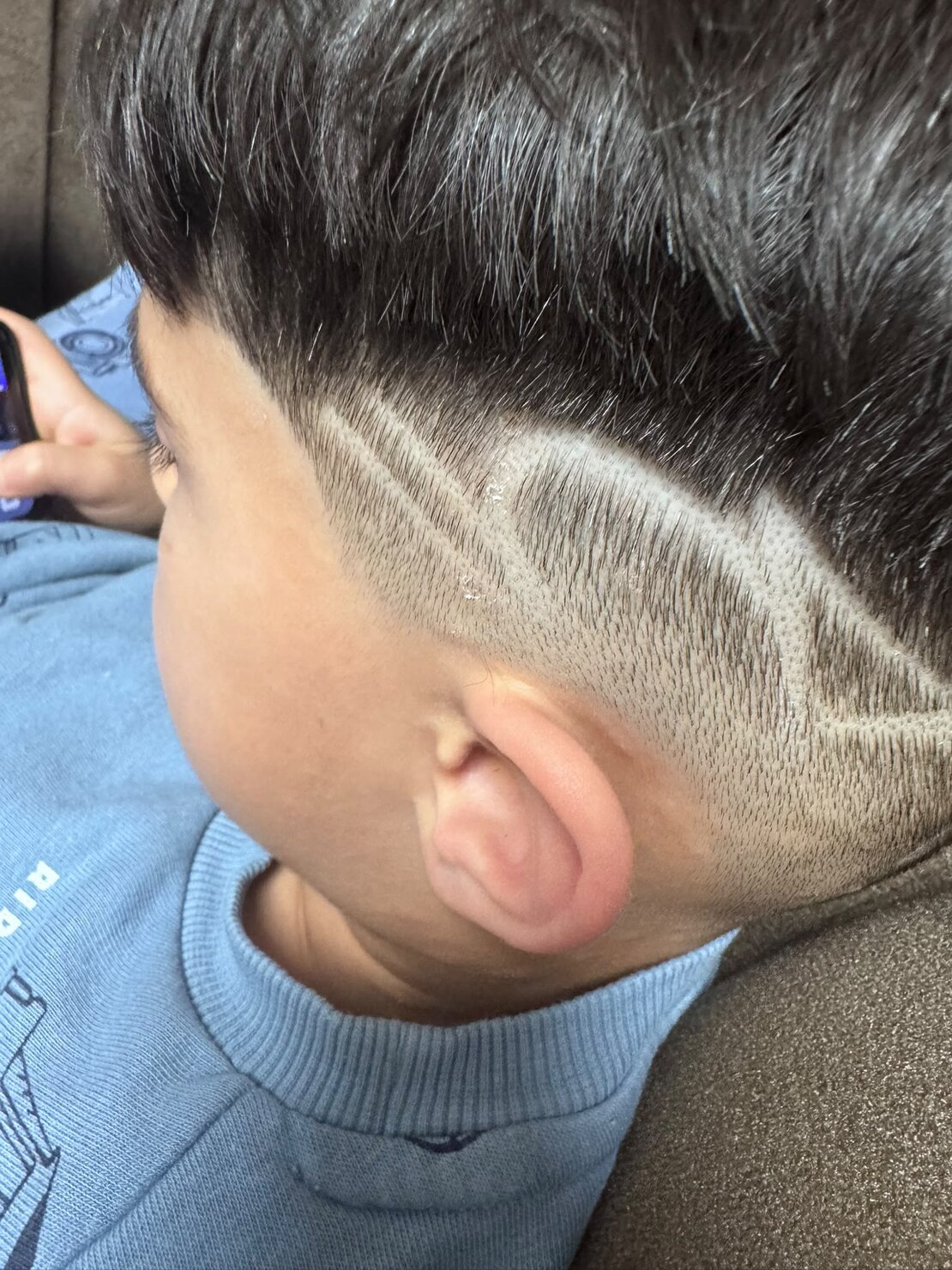 Frischer Fade Haarschnitt bei einem Herren
