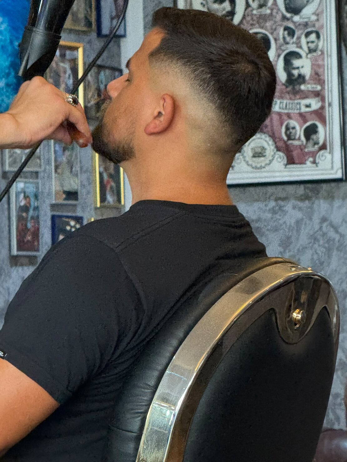 Barbier formt Bartkonturen mit Messer